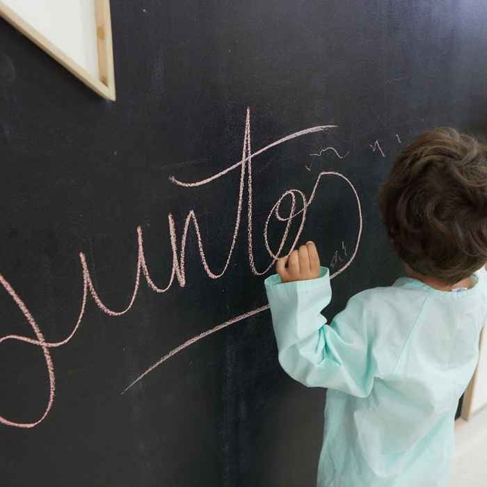 niño pizarra juntos